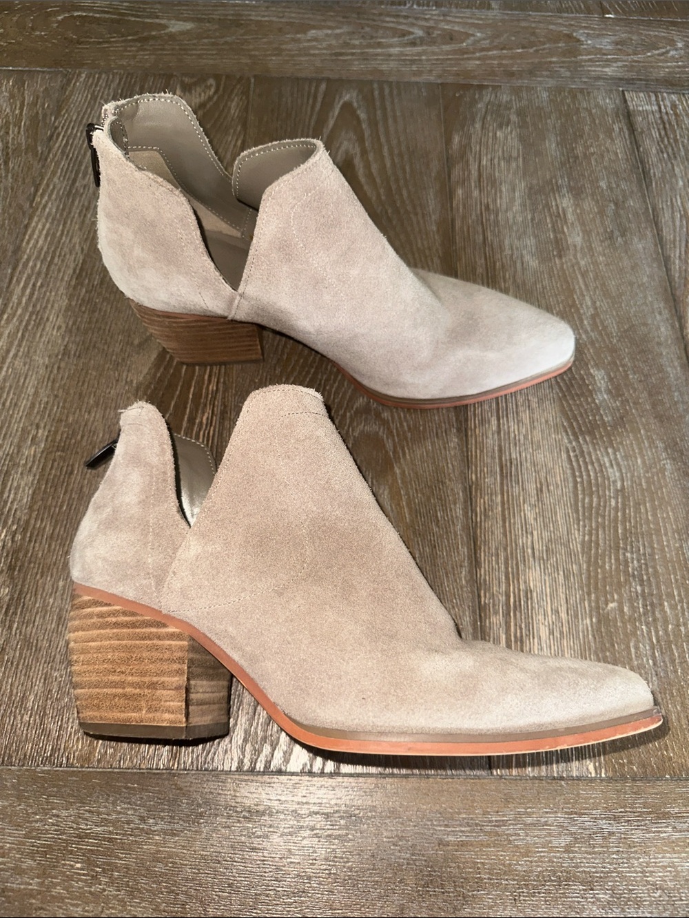 Vince Camuto Beige Suede Cutout Ankle Booties Size 8.5 Block Heel Like New
